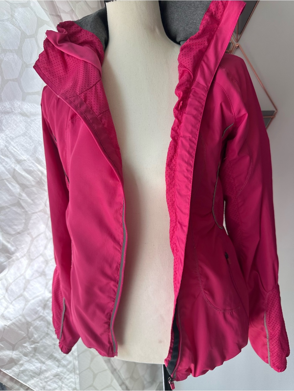 Lululemon Run Inspire Jacket Senorita Pink Full Zip Long Sleeve Hiking Hood sz 4 - Picture 12 of 16